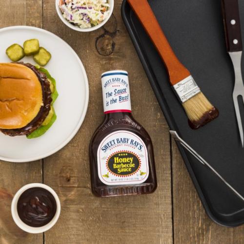 C'est la sauce barbecue qui fait le succs d'un vrai barbecue amricain avec Sweet Baby Ray's